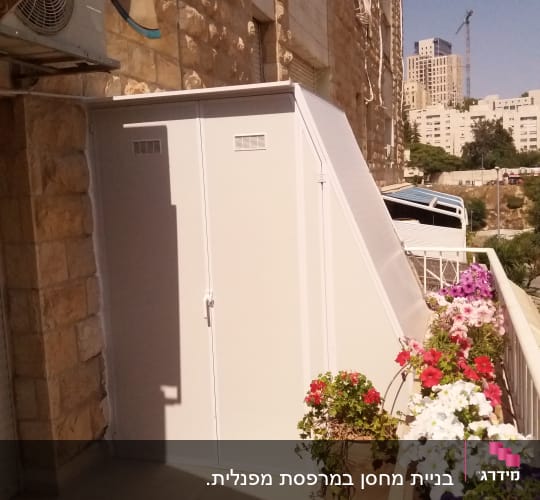 מבנה אלומיניום צמוד לקיר אבן עם דלתות